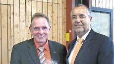 Mit 66 Jahren jetzt auch Senior, Walter Mackert (links) ist schon seit sieben Jahren Seniorenbeauftragter der Stadt, Bürgermeister Jürgen Kohmann sagt Dankeschön.
