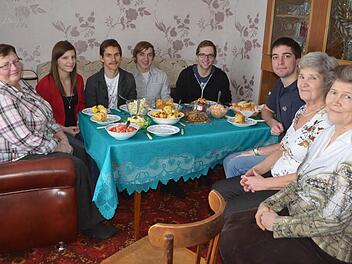 Ein Festbankett hatten die russlanddeutschen Frauen vorbereitet. Von rechts: die beiden "Omas", die Kommilitonen Felix und Roman, Lukas, dann ein weiterer Dolmetscher, Lena Schuster und die Koordinatorin des Goethe-Instituts vor Ort. Fotos: Lena Schuster