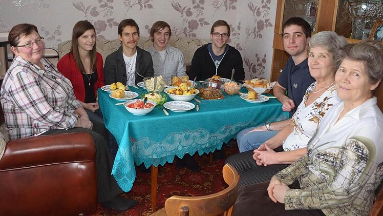 Ein Festbankett hatten die russlanddeutschen Frauen vorbereitet. Von rechts: die beiden "Omas", die Kommilitonen Felix und Roman, Lukas, dann ein weiterer Dolmetscher, Lena Schuster und die Koordinatorin des Goethe-Instituts vor Ort. Fotos: Lena Schuster