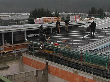 Auch zwischen den Jahren werkeln die Arbeiter auf dem Frankenwald-Gymnasium, denn das Dach soll endgültig dicht werden. Fotos: Sonja Adam