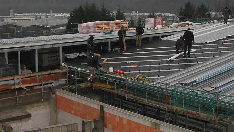 Auch zwischen den Jahren werkeln die Arbeiter auf dem Frankenwald-Gymnasium, denn das Dach soll endgültig dicht werden. Fotos: Sonja Adam