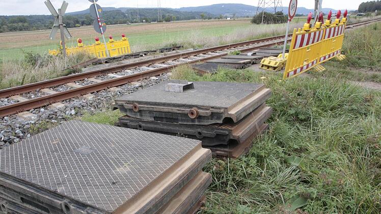 Der Plattenbelag an den Bahnübergängen musste vorübergehend entfernt werden. Foto: Josef Hofbauer