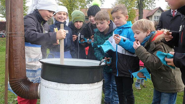 Große Wäsche auf der Saalewiese. Foto: Gerd Schaar