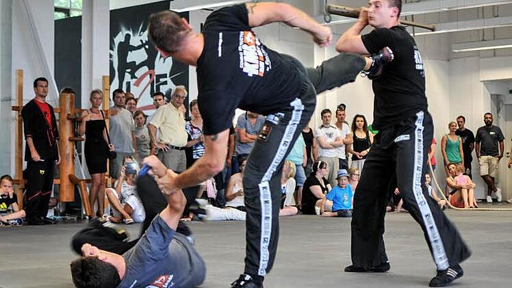 Beim Krav Maga lernt man auch, sich gegen mehrere Gegner zu behaupten, die mit verschiedenen Gegenständen angreifen. Foto: Tina Meier
