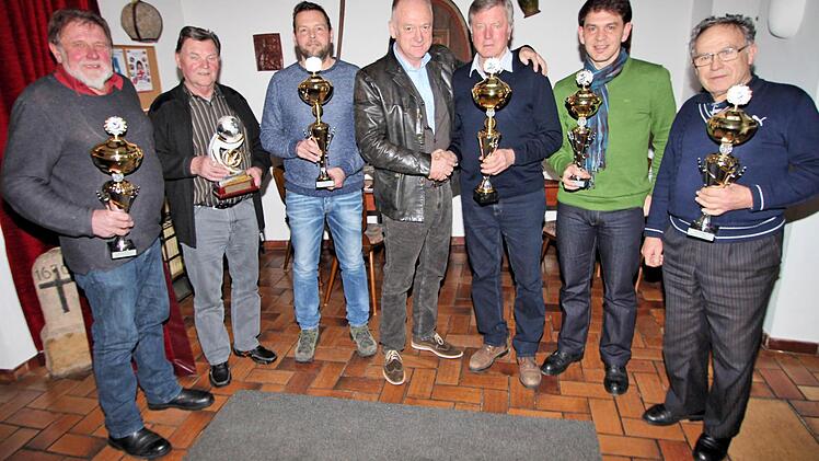 Die Stadtmeister ehrte Bürgermeister Helmut Blank (Bildmitte): Georg Mahlmeister, (3. Platz), Theo und Bernd Tüchert (2.), Hubert May (1.), Oskar Denner (5.) und Willi Stumpf (4. Platz, von links). Foto: Dieter Britz