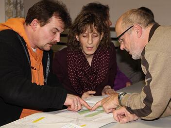 Wie verläuft der Lärmschutzwall? Eine Frage, die die Bürger bei der Informationsveranstaltung der Stadt interessierte.  Foto: Gerda Völk