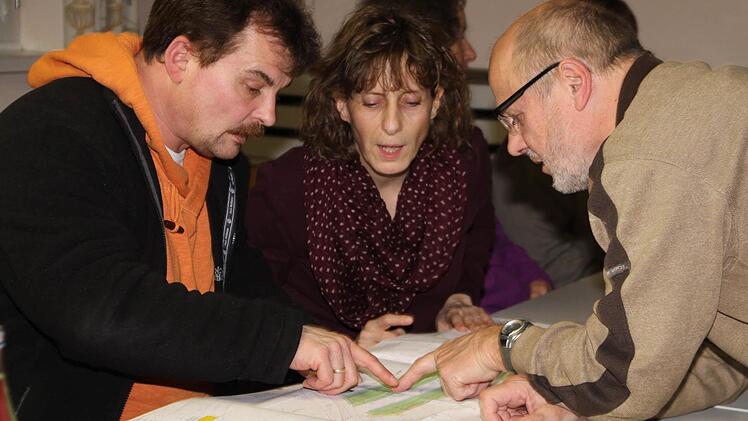 Wie verläuft der Lärmschutzwall? Eine Frage, die die Bürger bei der Informationsveranstaltung der Stadt interessierte.  Foto: Gerda Völk