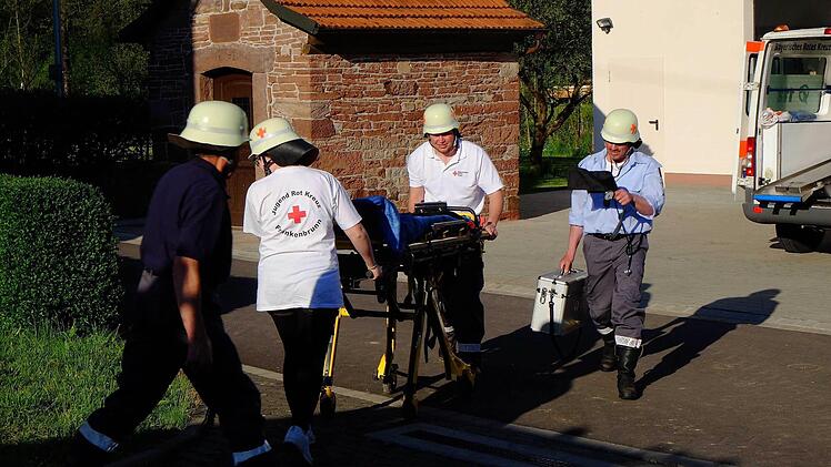 Großübung der Windheimer Feuerwehr am Vorabend zur Jubiläumsfeier. Foto: Gerd Schaar