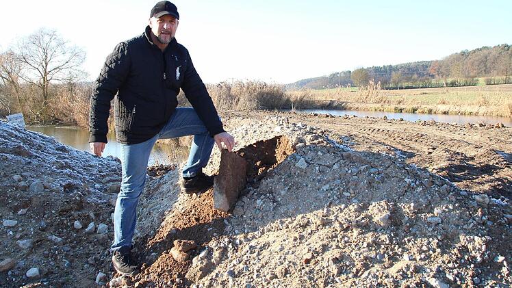 Dieser Straßenaushub hätte nicht an Weihern verbaut werden dürfen. Foto: Andreas Dorsch