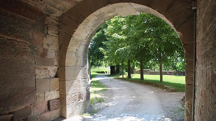 Über den Kasernenhof und das hintere Burgtor könnte das frühere Gelände des Reitvereins als Parkplatz erschlossen werden. Die Zufahrt ist allerdings ein Nadelöhr. Foto: Dagmar Besand