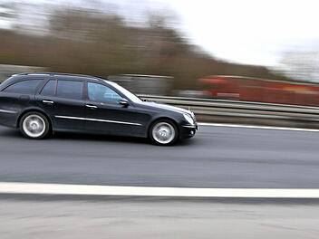 Vier Jugendliche wurden am Montag bei einem Unfall im Kreis Kulmbach verletzt. Der Verursacher fuhr weiter - und hatte daf&uuml;r eine seltsame Begr&uuml;ndung.  Symbolbild: Ferdinand Merzbach