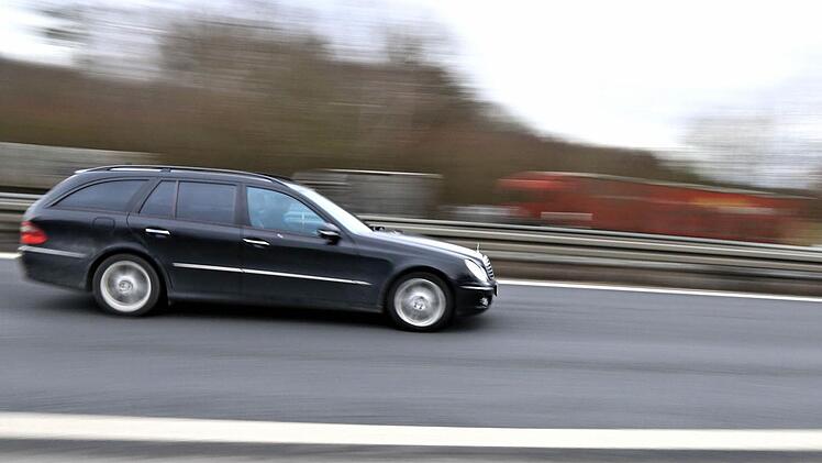 Vier Jugendliche wurden am Montag bei einem Unfall im Kreis Kulmbach verletzt. Der Verursacher fuhr weiter - und hatte daf&uuml;r eine seltsame Begr&uuml;ndung.  Symbolbild: Ferdinand Merzbach