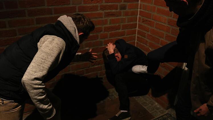 Ein Mann trat in Kulmbach auf einen Wehrlosen ein. Dafür muss er jetzt ins Gefängnis. Symbolfoto: Christopher Schulz