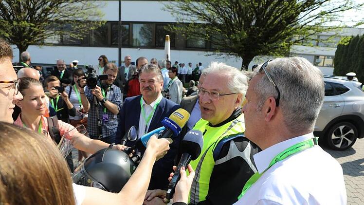 Vor dem Korso fand eine Pressekonferenz mit Innenminister Herrmann, Veranstaltern und politischer Prominenz statt.  Foto: Barbara Herbst