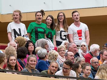 F&uuml;nf Zuh&ouml;rer mit T-Shirts mit der Aufschrift "No PAG!" protestieren vom Zuschauerrang im Plenarsaal des bayerischen Landtags aus gegen das Polizeiaufgabengesetz (PAG). Foto: Peter Kneffel/dpa