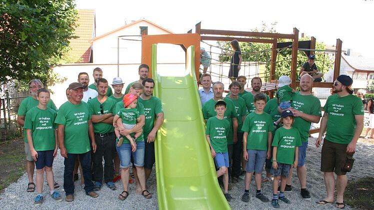 Stolz auf ihre Gemeinschaftsleistung k&ouml;nnen die B&uuml;rger sein, die auf ihrenT&mdash;Shirts zum Ausdruck brachten: "Wir haben da mit angepackt." Foto: Martin Rebhan