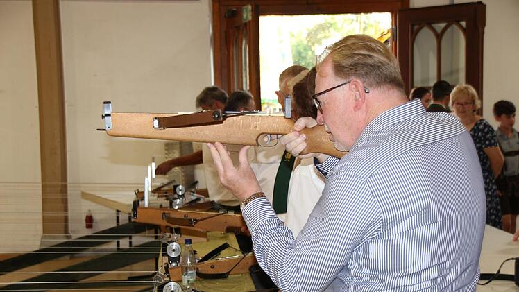 Promi-Armbrustschießen beim Coburger Vogelschießen - hier MdB Hans MichelbachOliver Schmidt