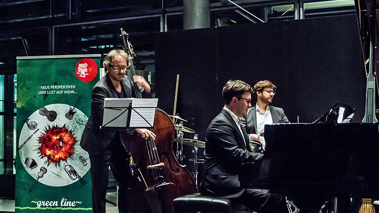Jazzabend bei den Musikfreunden: Mini Schulz, Frank Dupree und Obi Jenne (von links) gastierten im HUK-Foyer auf der Bertelsdorfer Höhe.Foto: Jochen Berger