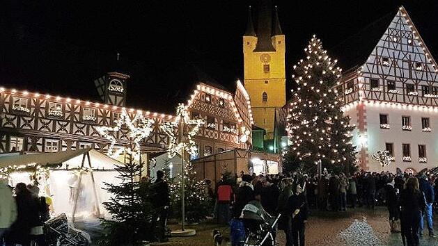 Immer wieder beeindruckend: die besondere Atmosph&auml;re des Zeiler Weihnachtsmarktes mit dem Fachwerk