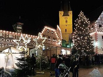 Immer wieder beeindruckend: die besondere Atmosphäre des Zeiler Weihnachtsmarktes mit dem Fachwerk