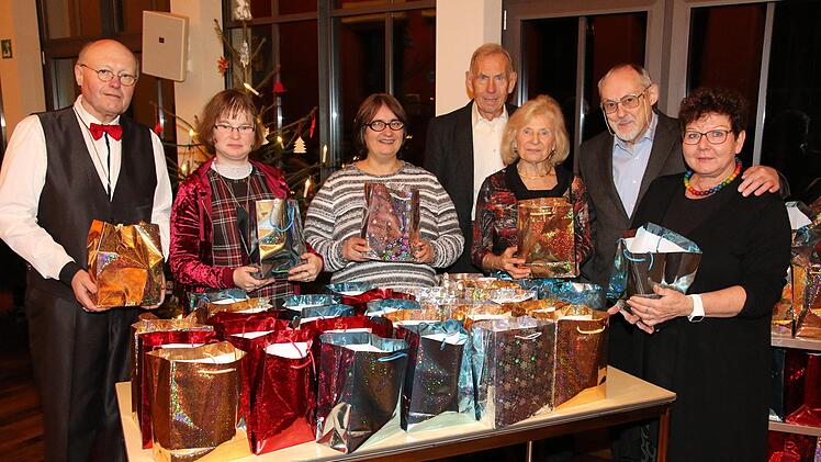 Am Heiligen Abend durfte natürlich auch die Bescherung der Besucher nicht fehlen. Hildegard Mogalle (rechts) überraschte die Gäste mit besonders liebevoll eingepackten Geschenken.