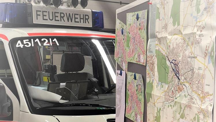 Im Gerätehaus wurde genau vermerkt, welche Strecken und Flächen bereits abgesucht wurden. Foto: Sebastian Weber