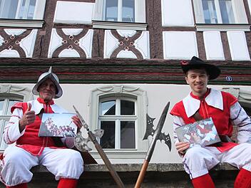 Ewald Baumeister  (links) und Andreas Petsch präsentieren den ersten Kalender der Münnerstädter Stadtknechte.Foto: Heike Beudert