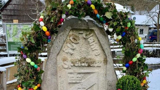 WhatsApp-Bild (von Elke Hohmann): Der Speicherzer Gedenkstein wird vom Obst- und Gartenbauverein jedes Jahr österlich geschmückt.