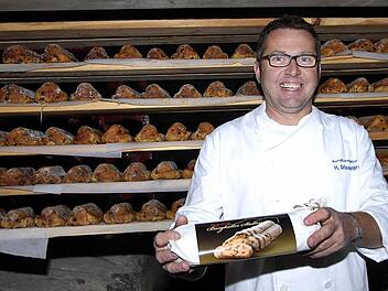 Die Produktion der Kulmbacher Burgkeller-Stollen läuft auf Hochtouren. Konditormeister Holger Griesenbrock freut sich, dass seine Kreation mittlerweile von Feinschmeckern in ganz Deutschland geschätzt wird.  Foto: Dagmar Besand