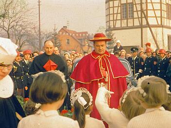 Julius Kardinal Döpfner bei einem Empfang 1958 in Hausen. Im Hintergrund der Turm des Schönbornsprudels. Foto: Archiv Feuerwehr Hausen