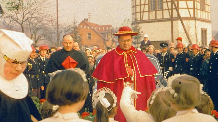 Julius Kardinal Döpfner bei einem Empfang 1958 in Hausen. Im Hintergrund der Turm des Schönbornsprudels. Foto: Archiv Feuerwehr Hausen