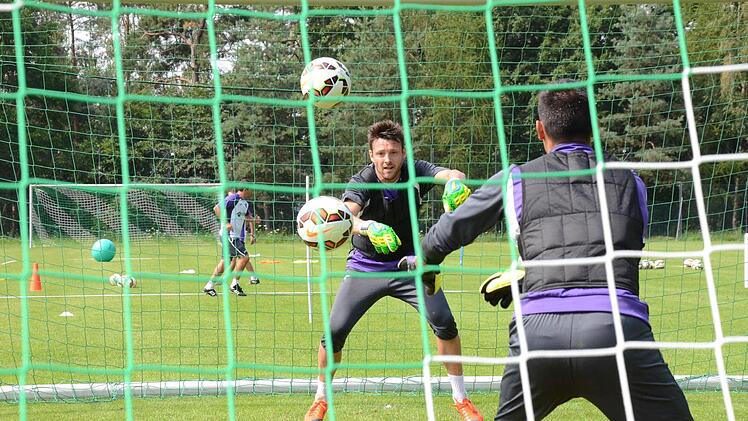 Zur Sache ging es auf dem Platz des TSV Bad Bocklet auch beim Torwart-Training. Die Handschuh-Träger des FC Getafe mussten ihre Übungen mit Gewichtswesten absolvieren.