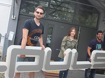 Das Eingangsschild der ehemaligen Discothek "Puls" wird zur Zeit bei Ebay versteigert (von links): Lion Heuschkel, Marlene Kreyenberg und Oliver Moufarrej.  Foto: Sabine Herteux