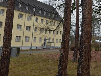 Häuser hinter üppigem Grün: In der ehemaligen US-Kaserne in Bamberg sehen rund 700 Wohnungen einer ungewissen Zukunft entgegen.  Foto: Ronald Rinklef