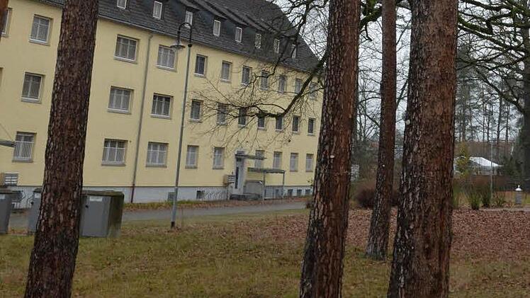 Häuser hinter üppigem Grün: In der ehemaligen US-Kaserne in Bamberg sehen rund 700 Wohnungen einer ungewissen Zukunft entgegen.  Foto: Ronald Rinklef