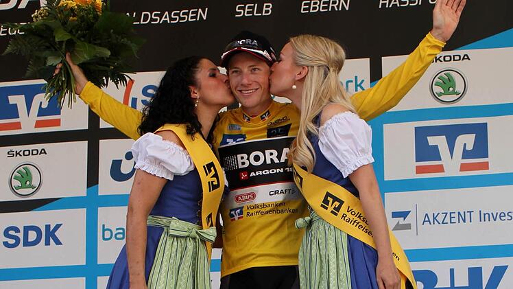 Der absolute Tagessieger Sam Bennett empfängt verdiente Küsschen.