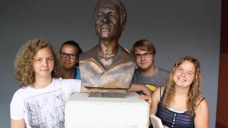 Juliane Koy (von links), Magdalena Schatz, David Skrzypczyk und Laura Vorndran sind vier der 27 Schüler, die heuer die Einführungsklasse am Jack-Steinberger-Gymnasium besucht haben. Im kommenden Schuljahr geht es dann regulär in der Oberstufe weiter. Foto: Ralf Ruppert