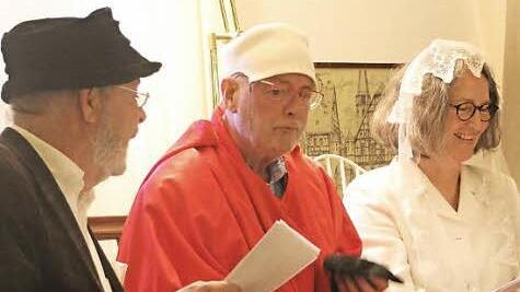 Bernt Sieg, Jens Müller-Rastede und Bärbel Fürst gestalteten als "Die Litera(n)ten" wieder einen unterhaltsamen Abend. Dieses Mal war es eine Lesung aus einer Magellan-Biografie von Stefan Zweig.  Foto: H. Beudert