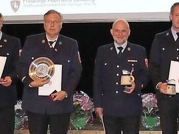 Gruppenbild mit den Geehrten (von links): Matthias Moyano (Stadtbrandrat, 25 Jahre), Peter Wagner (40 Jahre), Dieter Backert (40 Jahre), Andreas Burgis (25 Jahre), Stefan Schäl (25 Jahre) und Ralf Loßkarn (25 Jahre)  Fotos: Feuerwehr Bamberg