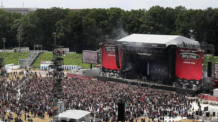 Immer mehr Bands sehen für Rock im Park 2018 fest. (bj) Foto: Daniel Karmann/dpa