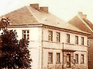 So sah das älteste Schulhaus in Michelau aus. 1878 wurden in den vier Räumen mehr als 330 evangelische Kinder unterrichtet.  Foto: Klaus Gagel (Repro)