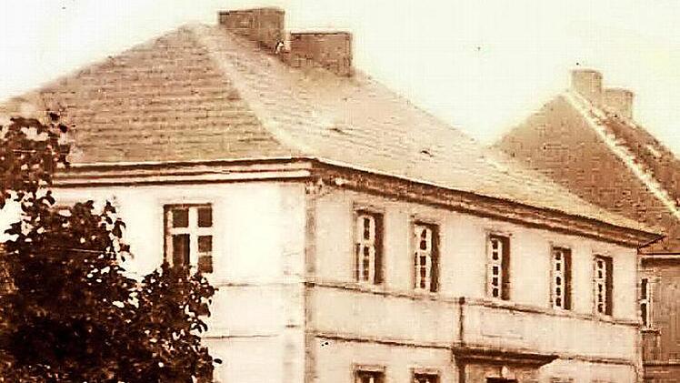 So sah das älteste Schulhaus in Michelau aus. 1878 wurden in den vier Räumen mehr als 330 evangelische Kinder unterrichtet.  Foto: Klaus Gagel (Repro)