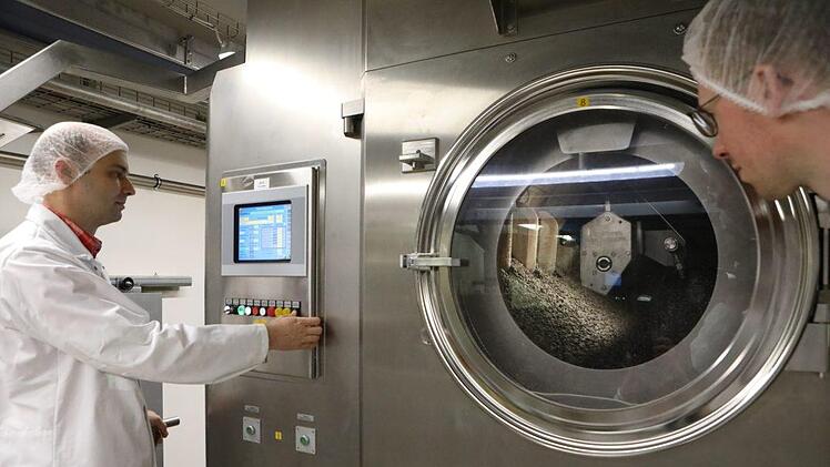 Der Produktionsleiter mit der neuen Zuckerdragiermaschine: Sie schafft in einem Durchgang 2,4 Tonnen Foto: Barbara Herbst