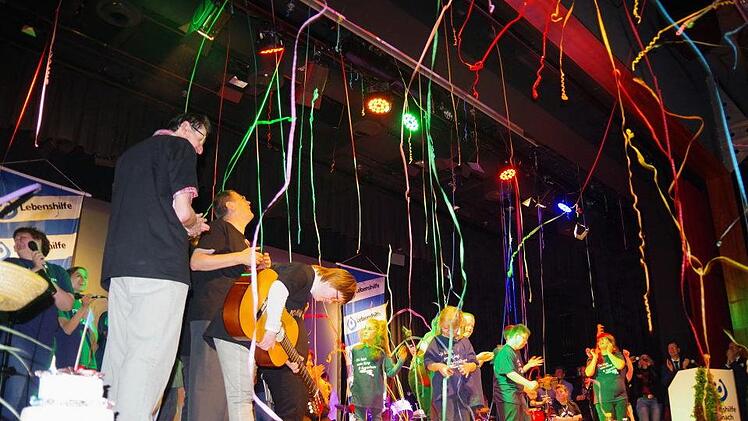 Beim abschlie&szlig;enden Geburtstagslied knallten Geburtstagsraketen.   Veronika Schadeck