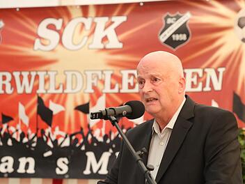 Walter Gutmann würdigt die Verdienste des SCK Oberwildflecken. Foto: Sebastian Schmitt