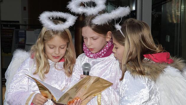 Die drei Hallerndorfer Adventsengel (v.&nbsp;l.) Johanna Geist, Valentina Utzmann und Kim Seeberger. Foto: Mathias Erlwein