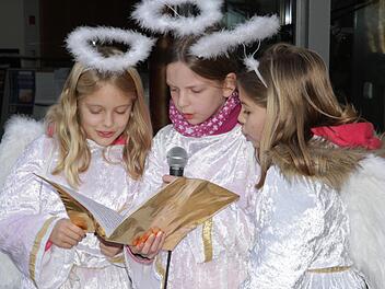Die drei Hallerndorfer Adventsengel (v.&nbsp;l.) Johanna Geist, Valentina Utzmann und Kim Seeberger. Foto: Mathias Erlwein