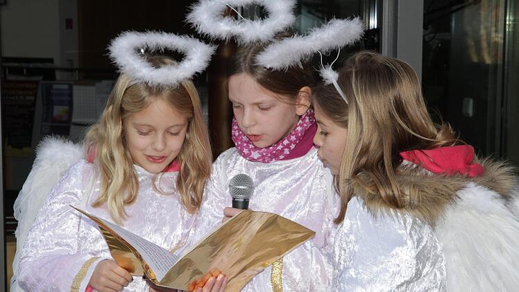 Die drei Hallerndorfer Adventsengel (v.&nbsp;l.) Johanna Geist, Valentina Utzmann und Kim Seeberger. Foto: Mathias Erlwein