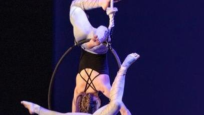 Junge Artisten zeigen bei der Zirkusshow ihr Können im Zirkuszelt. Foto: privat