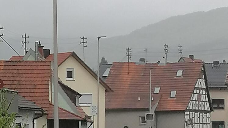 Bald  sind die Ständer auf den Häusern in Riedenberg Geschichte. Die Stromkabel kommen in die Erde. Foto: Evelyn Schneider